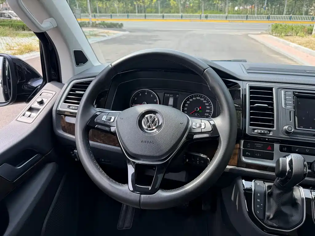Volkswagen Multivan — миниатюра 8