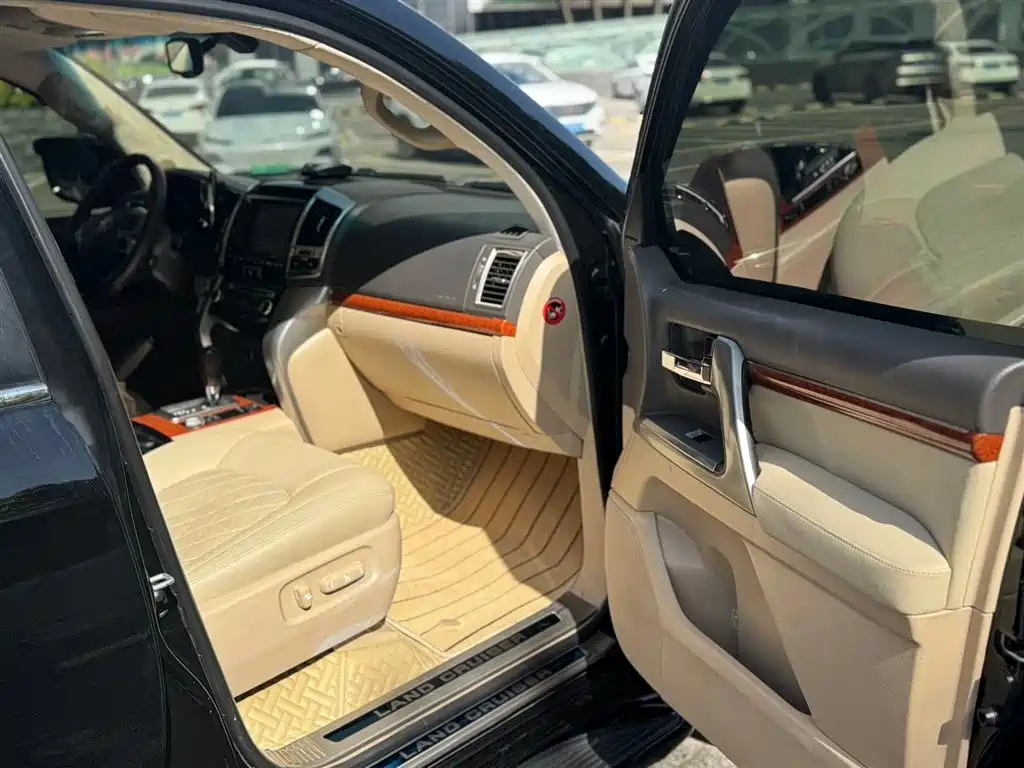 Toyota Land Cruiser 2012 4.6L AT VX-R