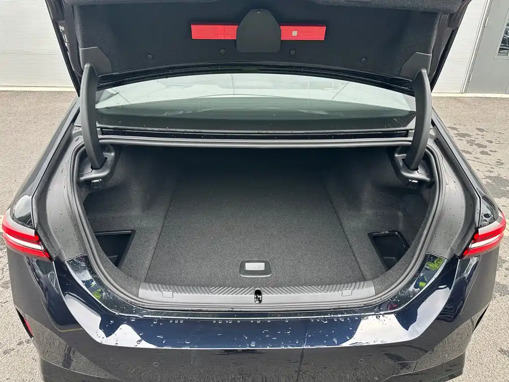 BMW i5 — миниатюра 11