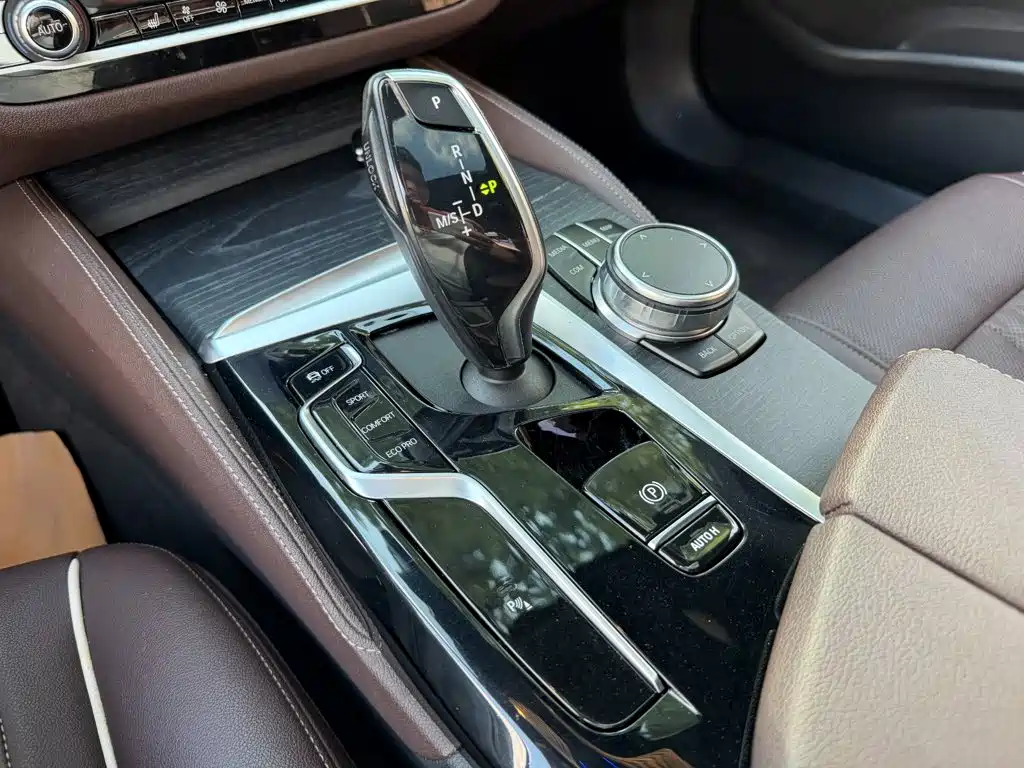 BMW 5 Series — миниатюра 9