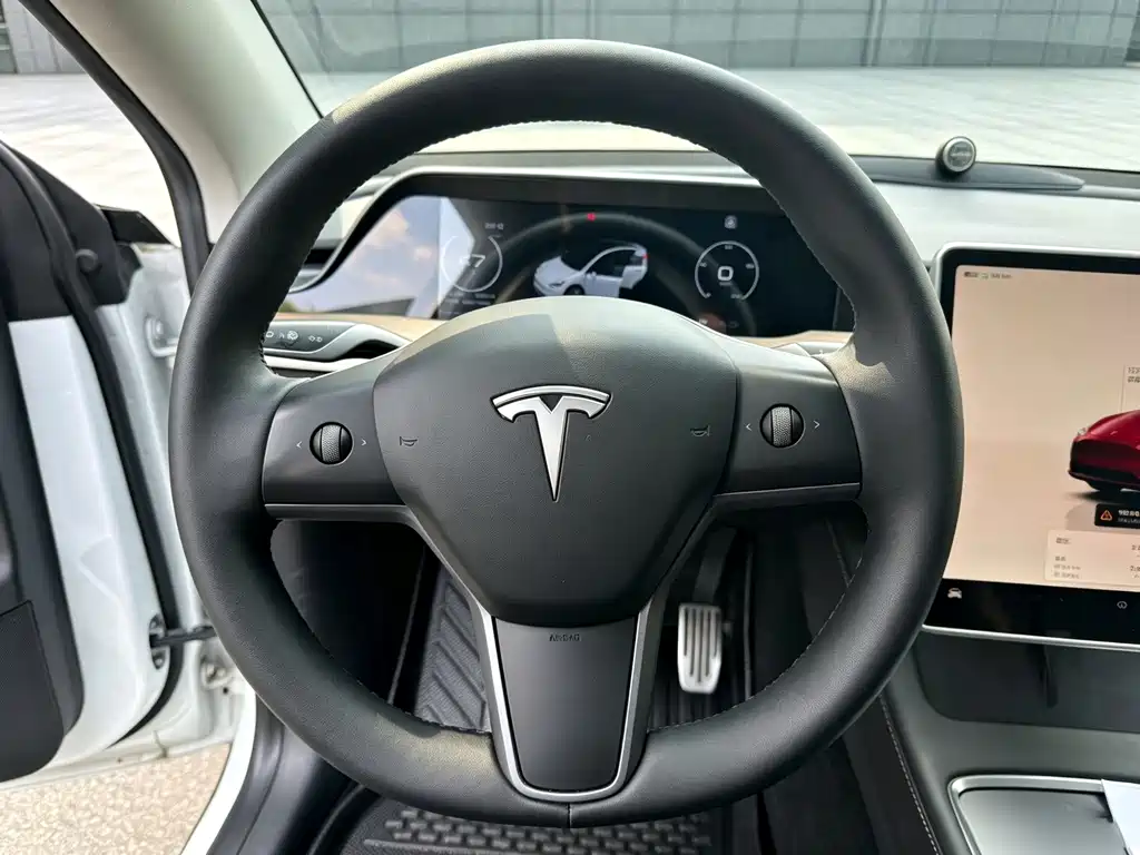 Tesla Model Y — миниатюра 8
