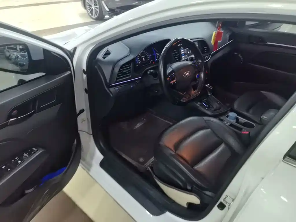 Hyundai Elantra — миниатюра 16