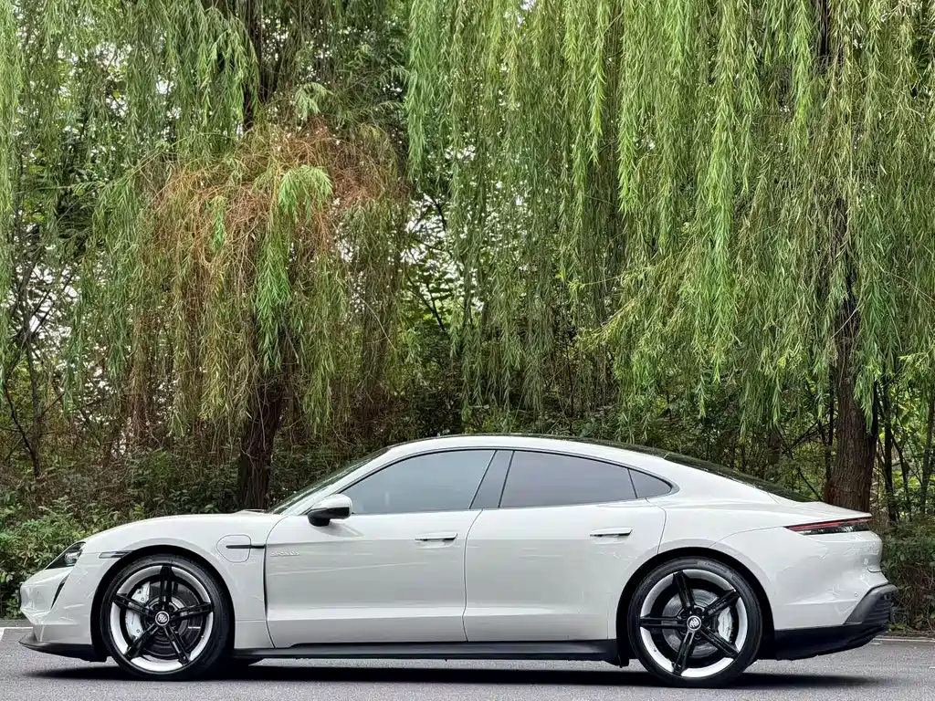 Porsche Taycan — миниатюра 3