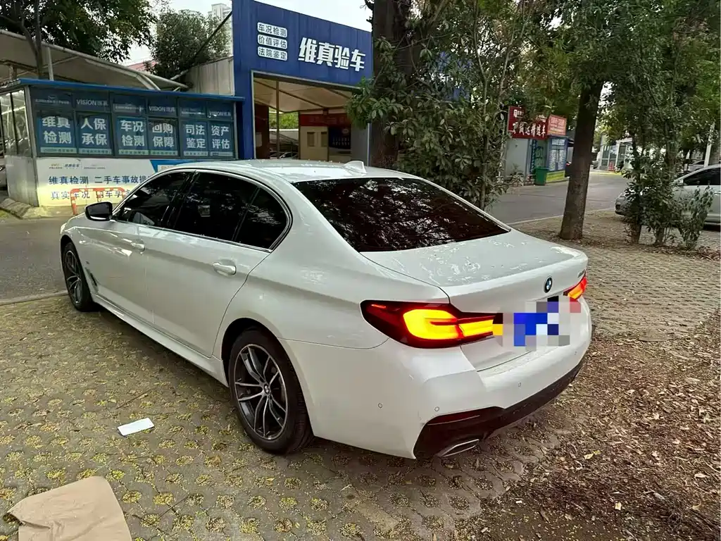 BMW 5 Series — миниатюра 6