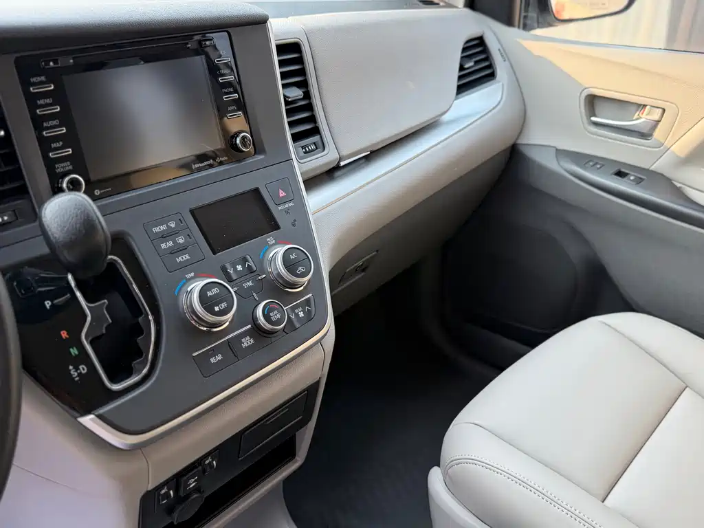 Toyota Sienna — миниатюра 6