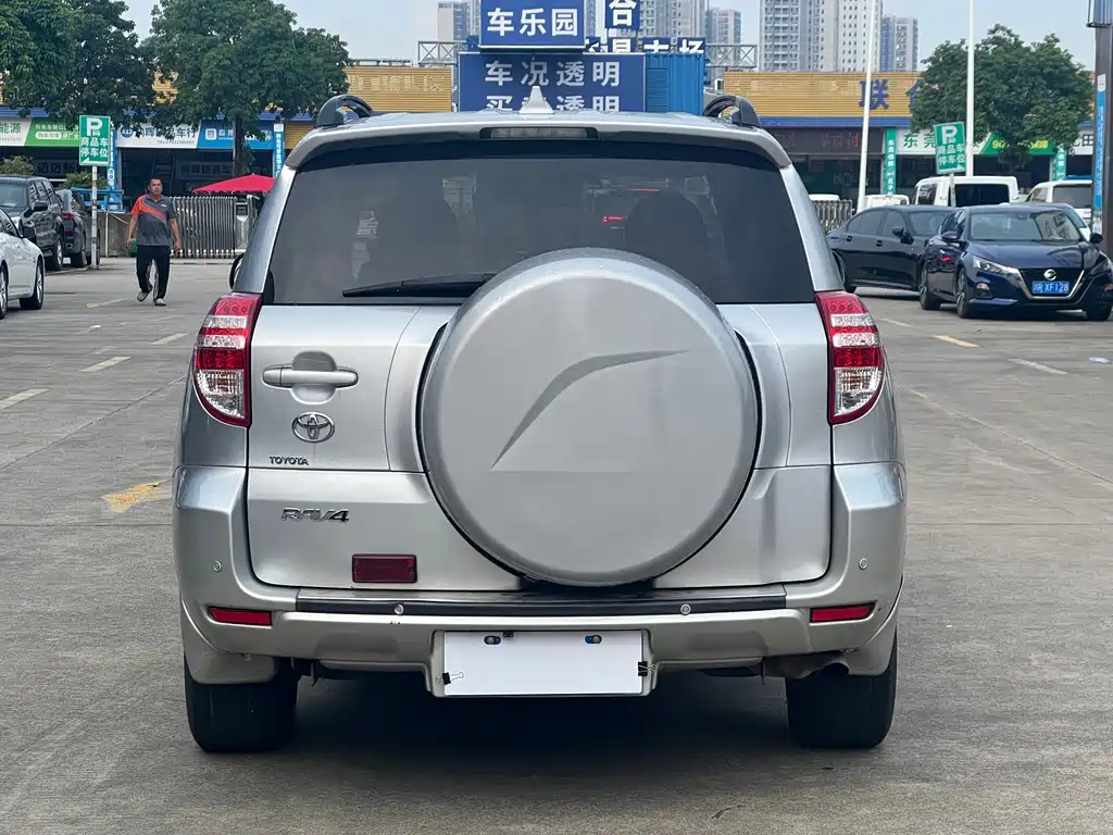 Toyota RAV4 — миниатюра 8