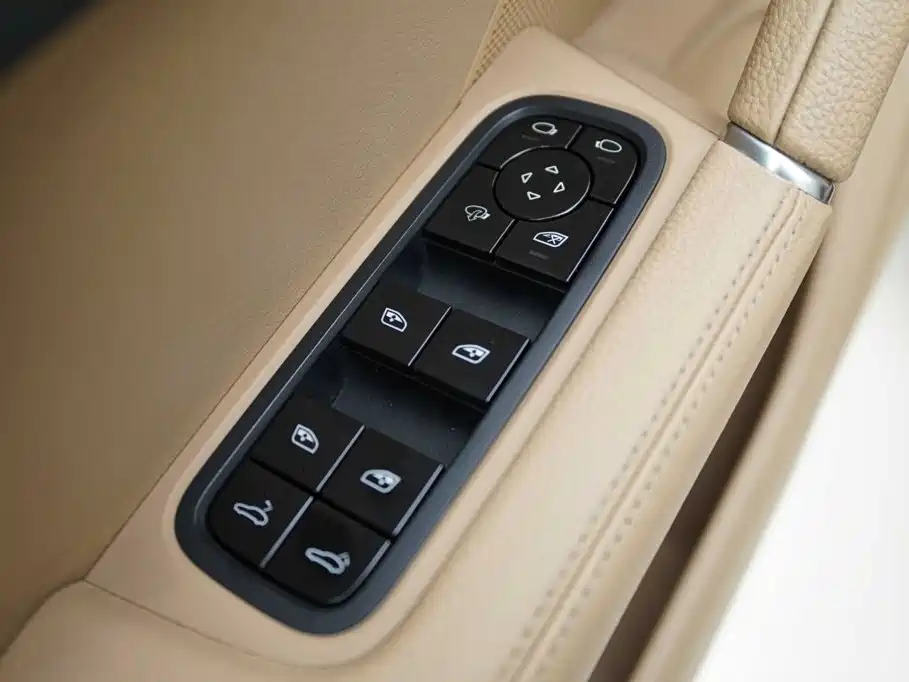 Porsche Cayenne — миниатюра 10