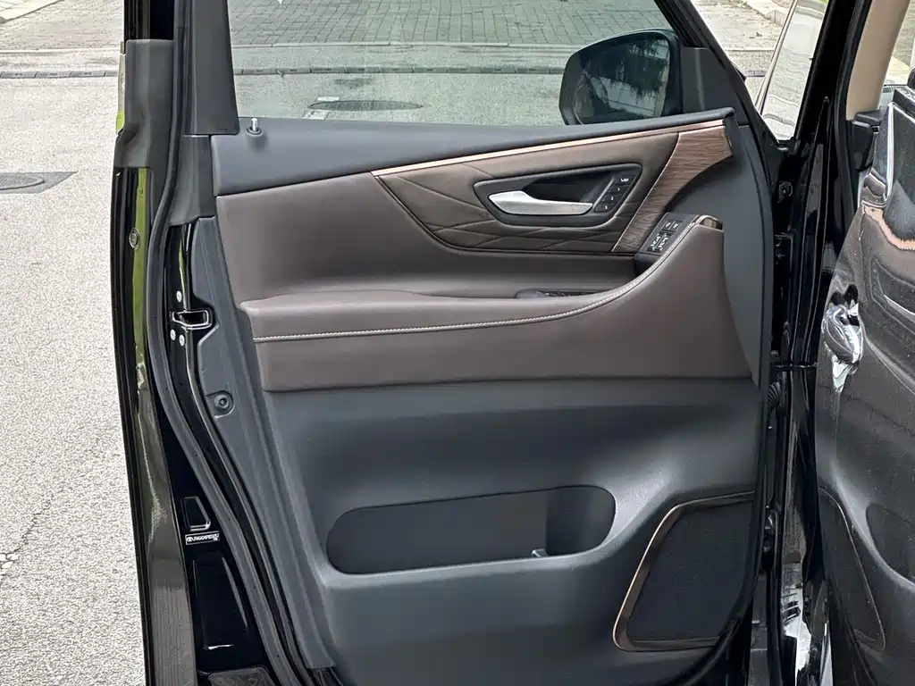 Toyota Alphard — миниатюра 25