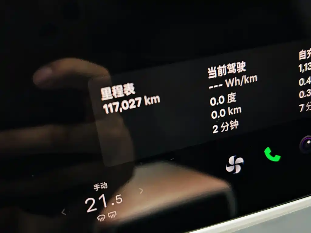 Tesla Model Y — миниатюра 10