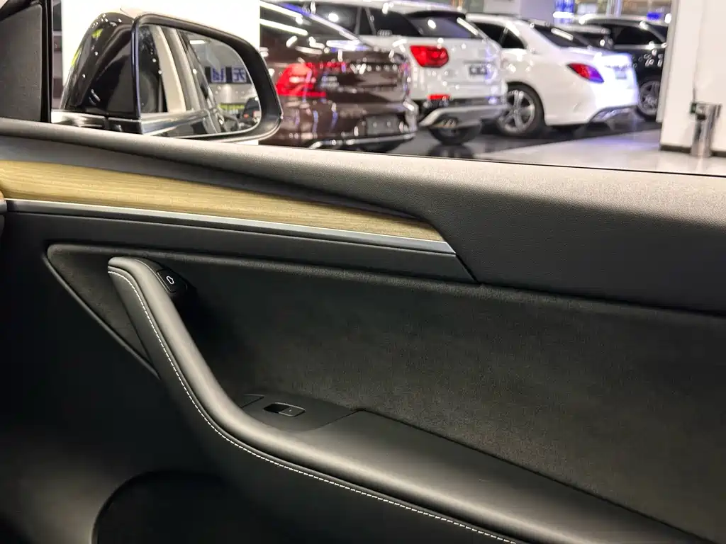 Tesla Model Y — миниатюра 13