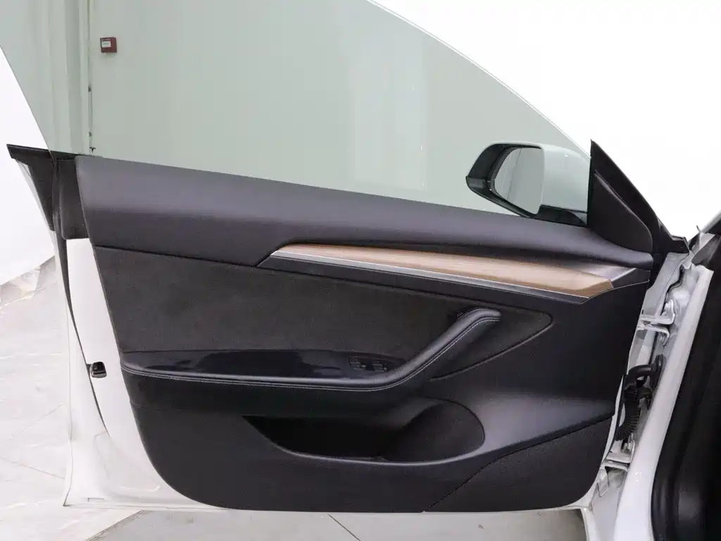 Tesla Model 3 — миниатюра 10