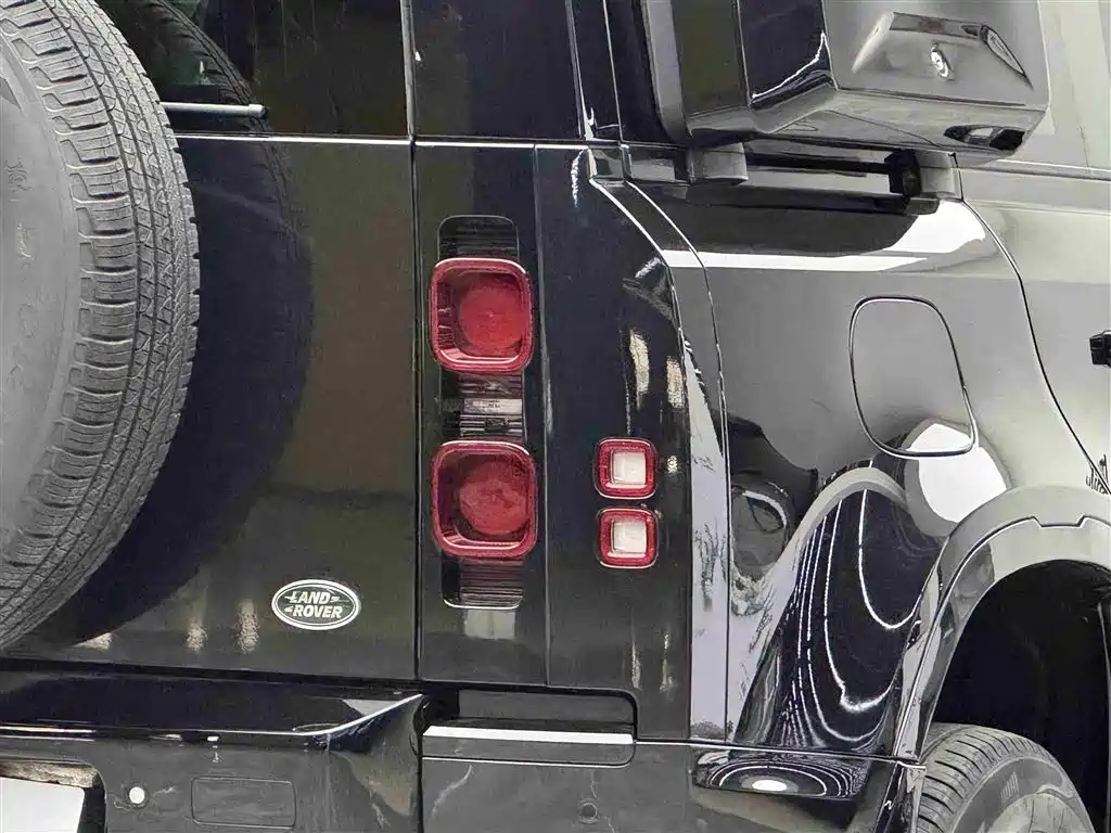 LAND ROVER DEFENDER