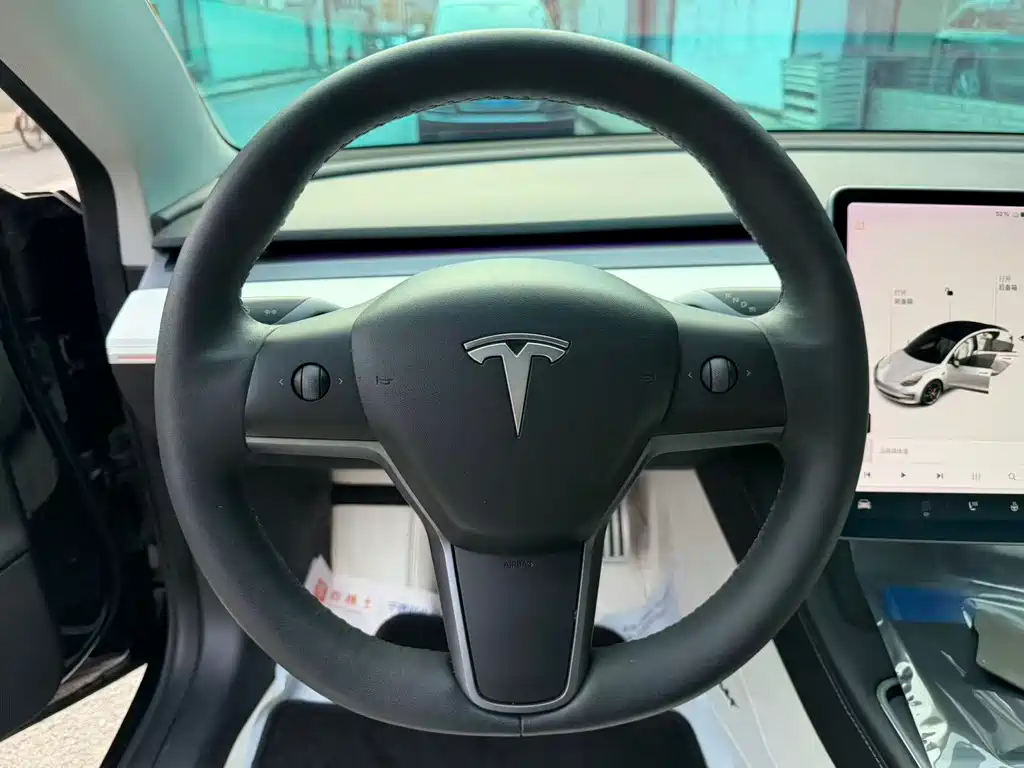 Tesla Model 3 — миниатюра 12