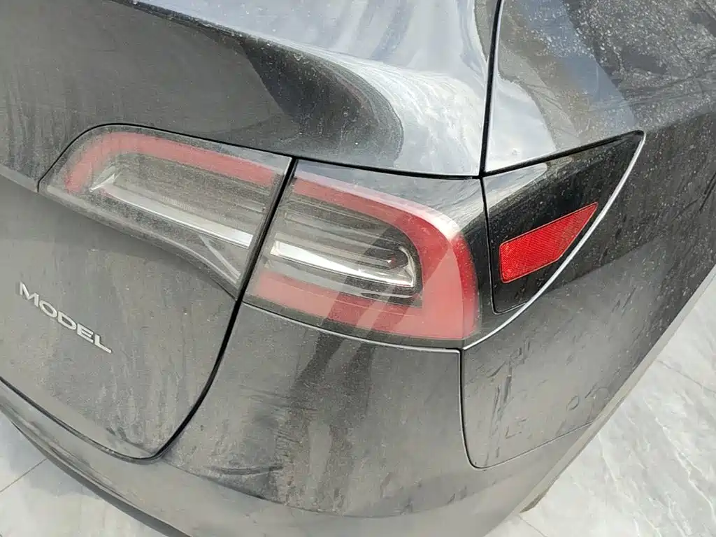 Tesla Model Y — миниатюра 8