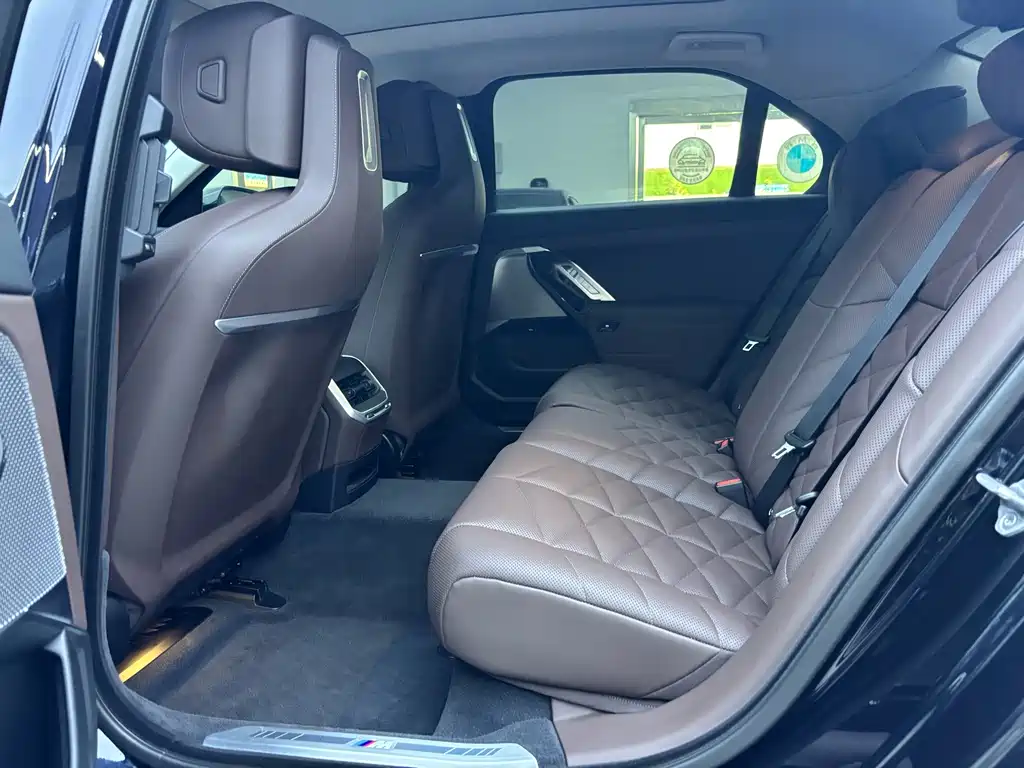 BMW 7 Series — миниатюра 17