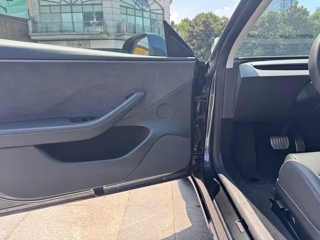 Tesla Model 3 — миниатюра 13