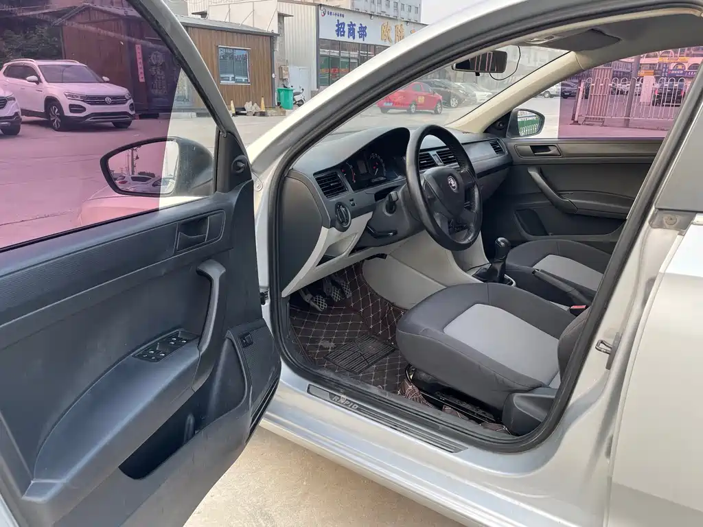 Skoda Rapid — миниатюра 7