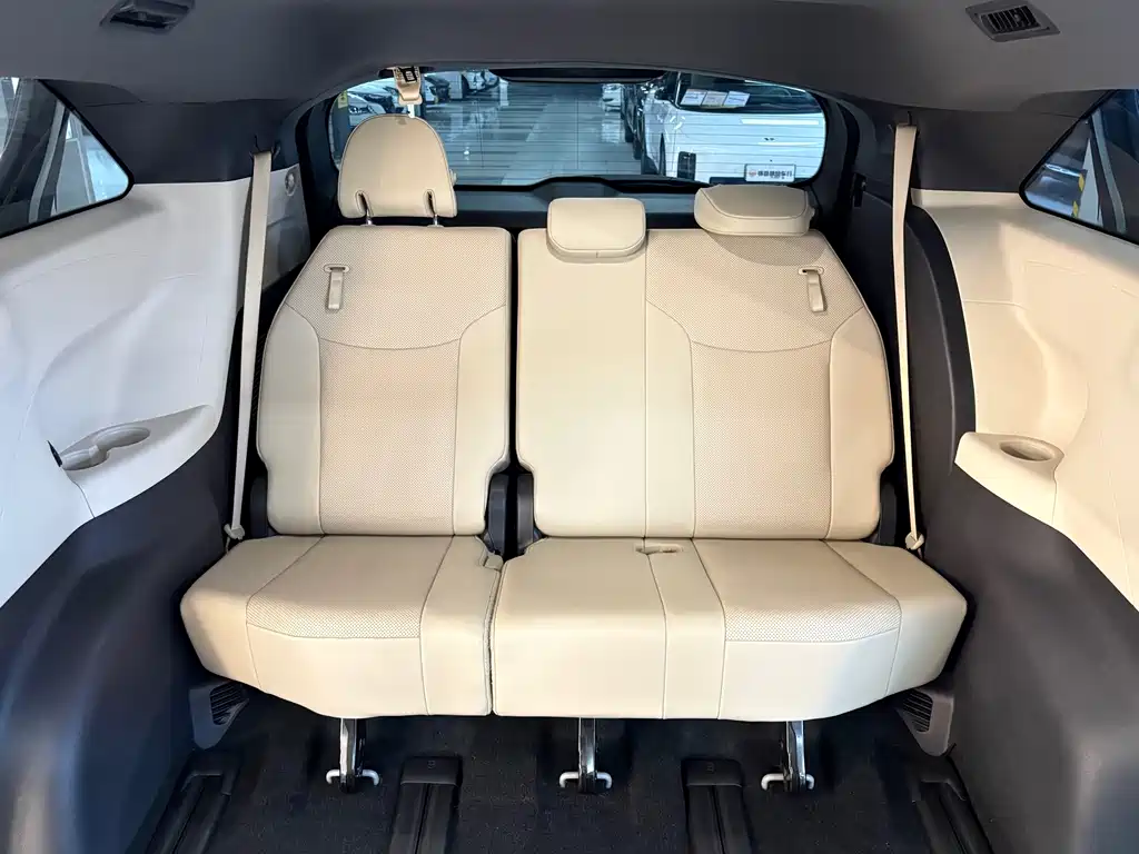 Toyota Sienna — миниатюра 12