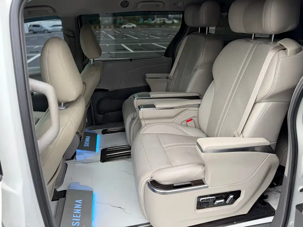 Toyota Sienna — миниатюра 7
