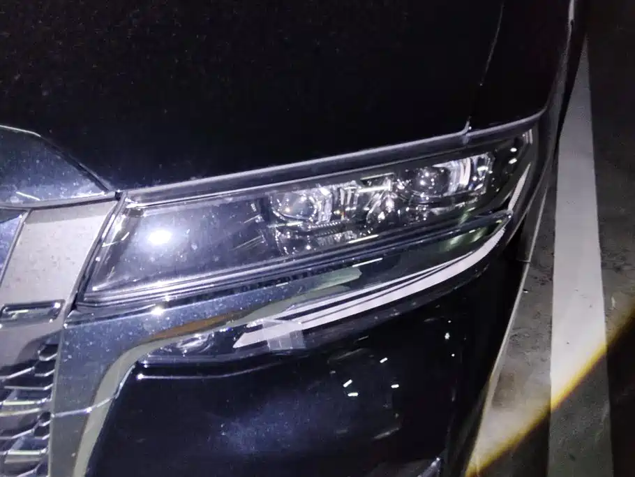 Toyota Alphard — миниатюра 5