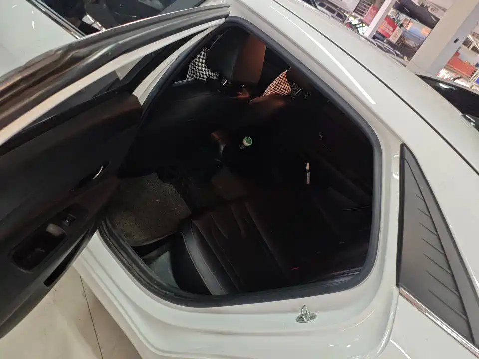 Hyundai Elantra — миниатюра 8