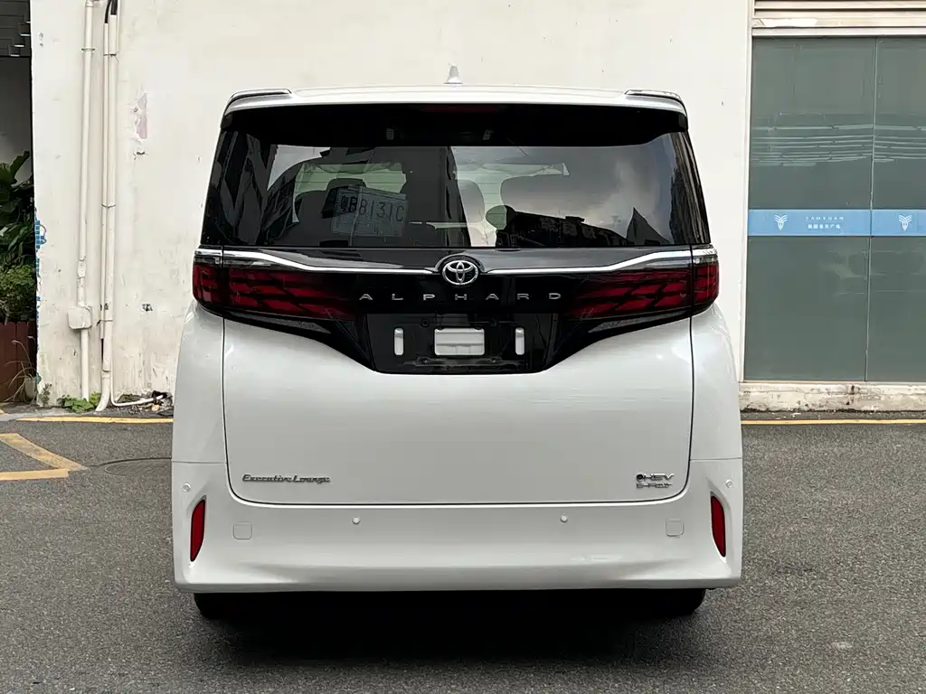 Toyota Alphard — миниатюра 8