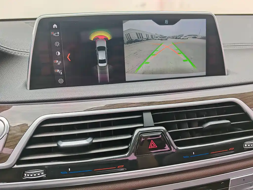 BMW 7 Series — миниатюра 22