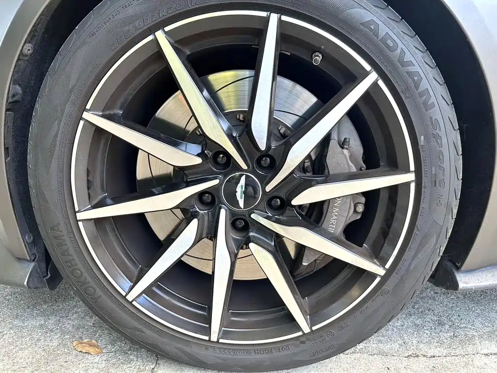 ASTON MARTIN V8 VANTAGE