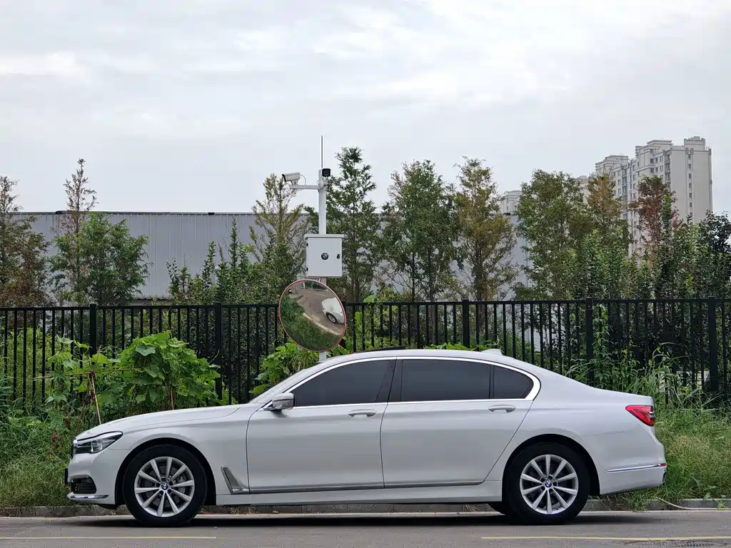 BMW 7 Series — миниатюра 3