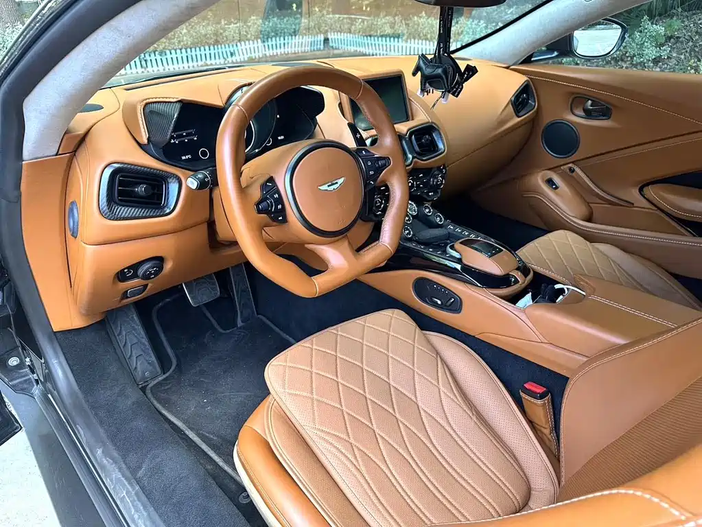 ASTON MARTIN V8 VANTAGE