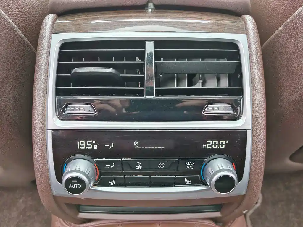 BMW 7 Series — миниатюра 26