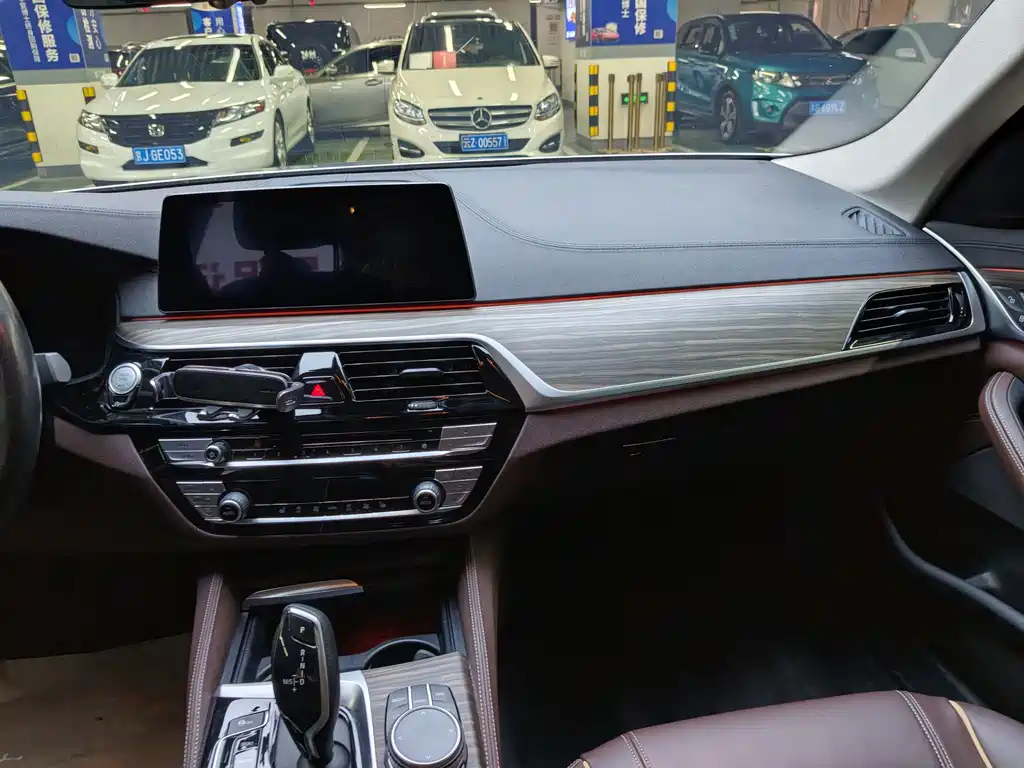BMW 5 Series — миниатюра 9