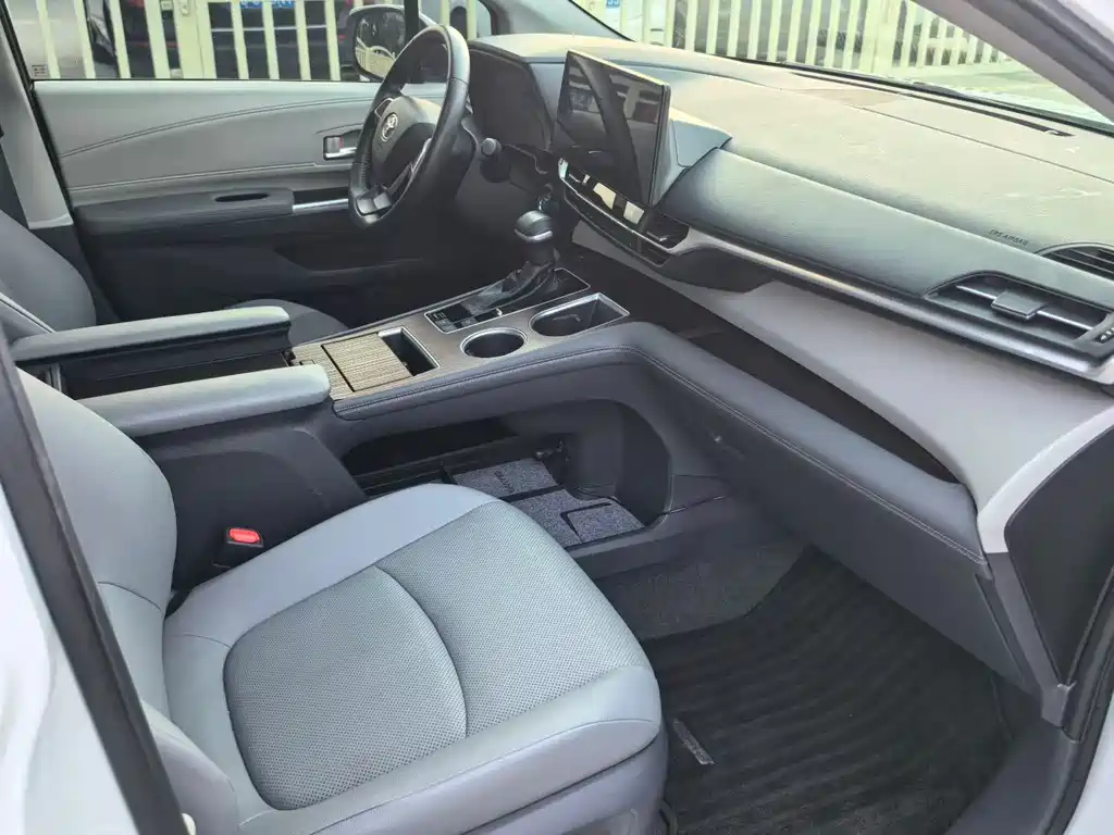 Toyota Granvia 2022 2.5L Luxury