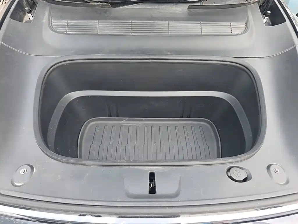 Tesla Model Y — миниатюра 20
