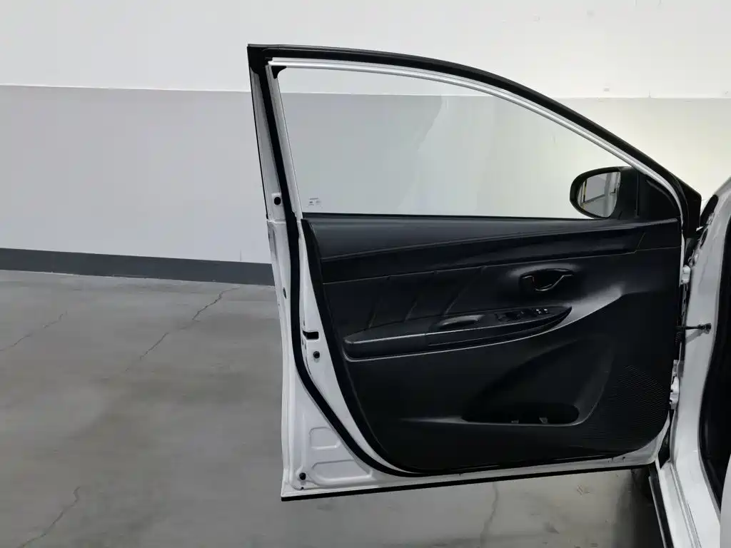 Toyota Yaris L — миниатюра 8