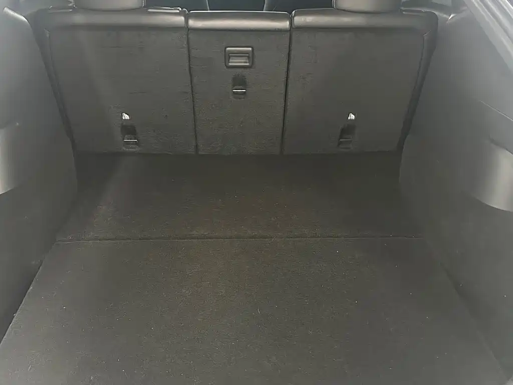 Tesla Model Y — миниатюра 18