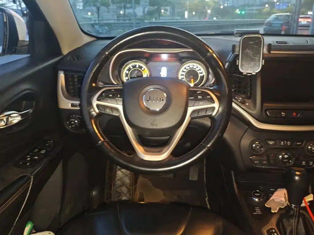 Jeep Cherokee — миниатюра 6