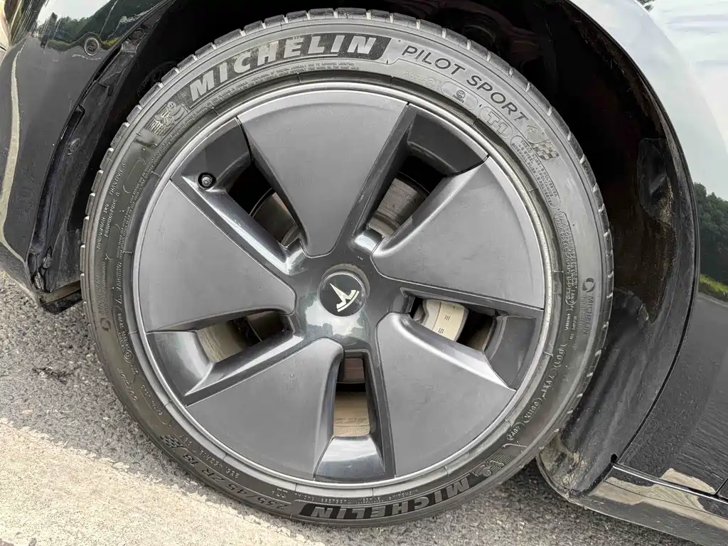 Tesla Model 3 — миниатюра 18
