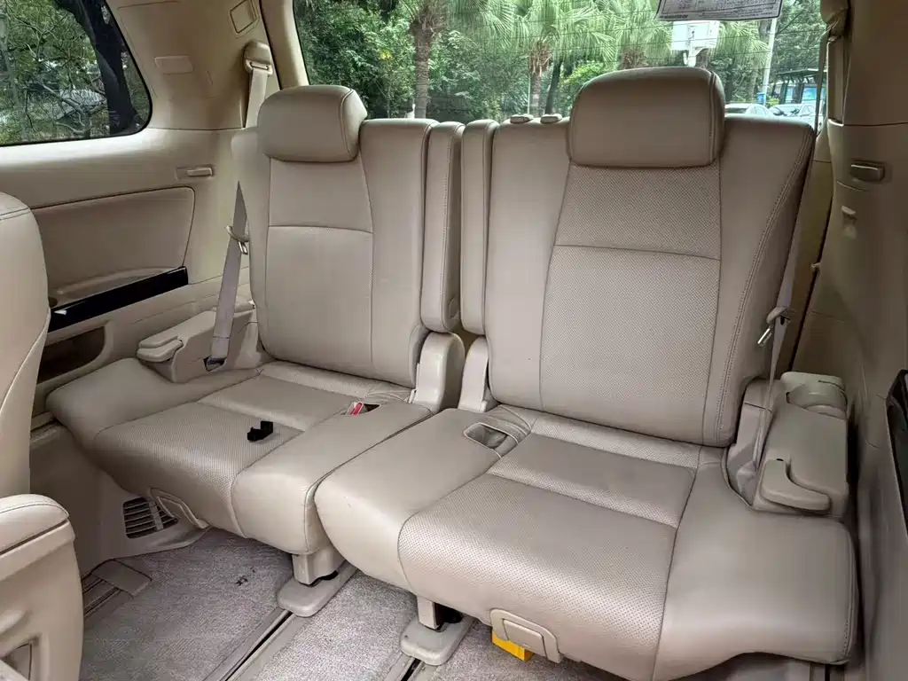 Toyota Alphard — миниатюра 9