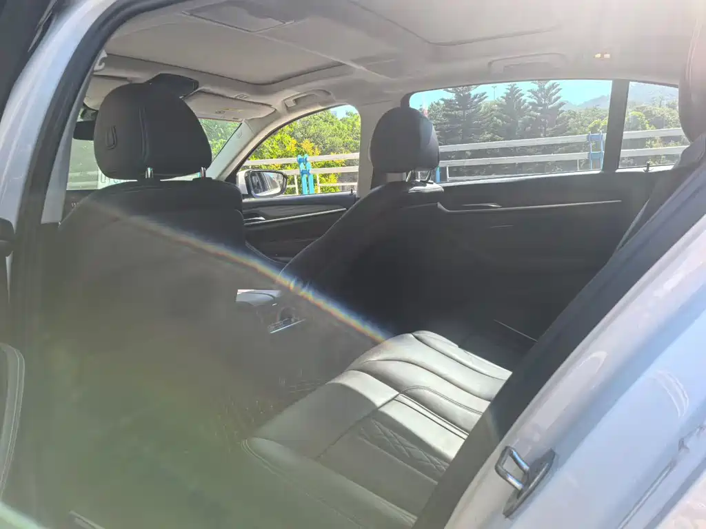 BMW 5 Series — миниатюра 5