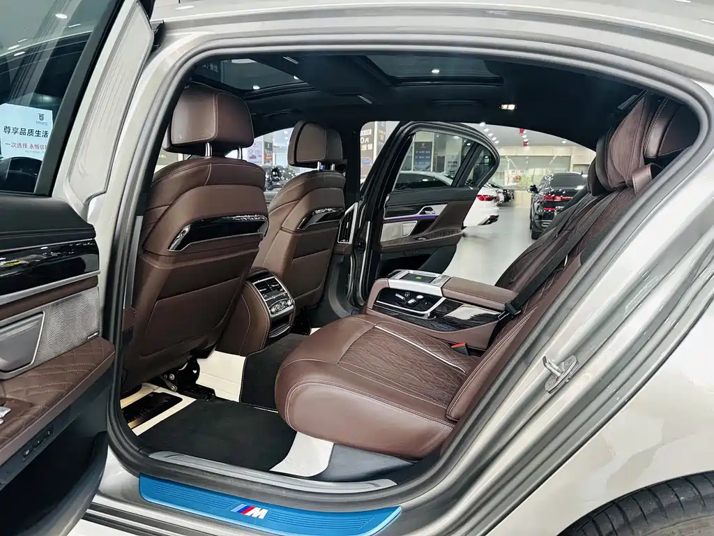 BMW 7 Series — миниатюра 5