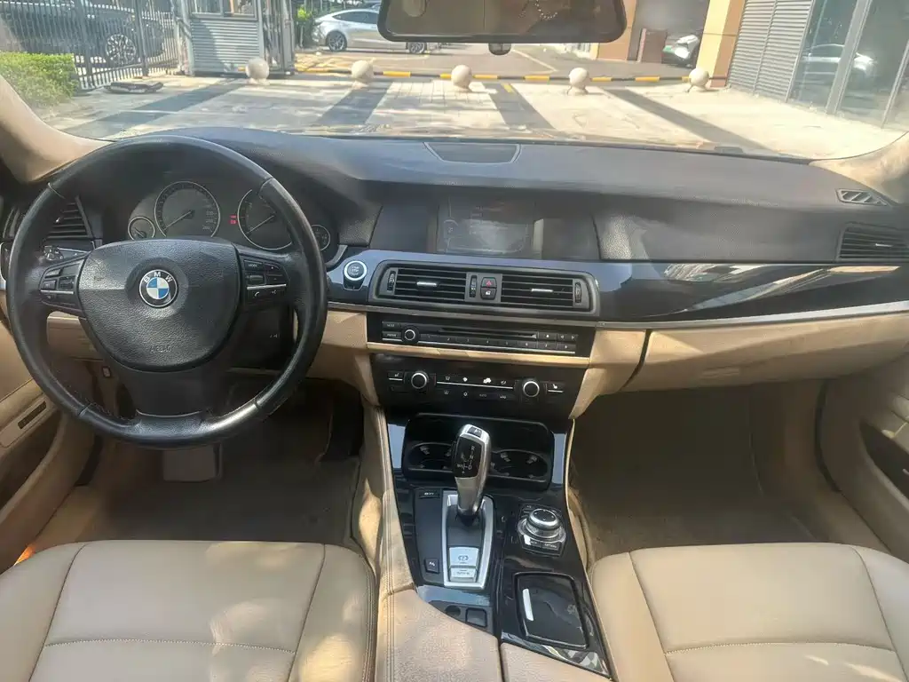 BMW 5 Series — миниатюра 6