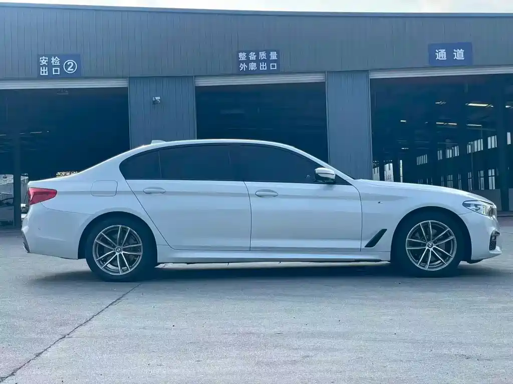 BMW 5 Series — миниатюра 5