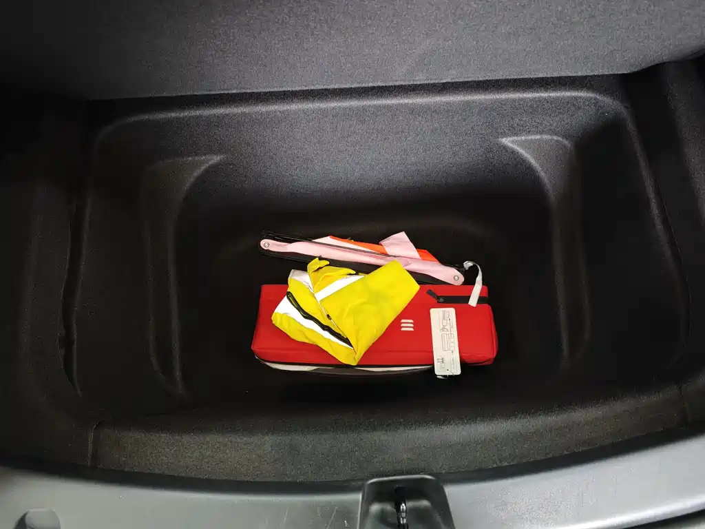 Tesla Model Y — миниатюра 10