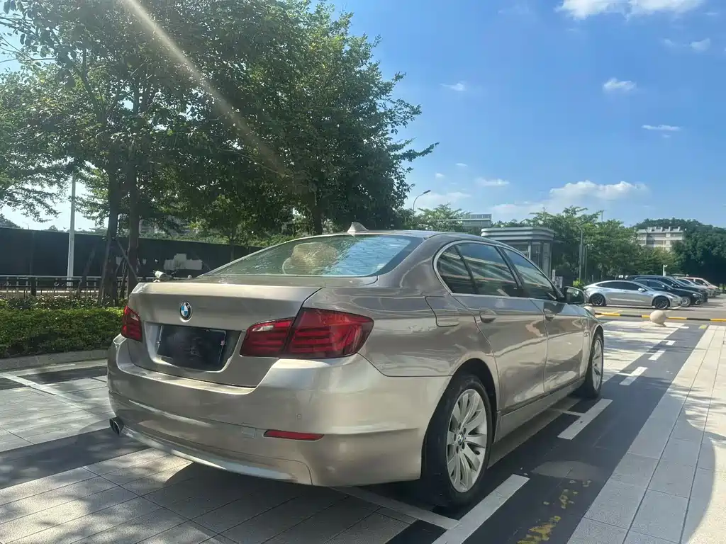 BMW 5 Series — миниатюра 9