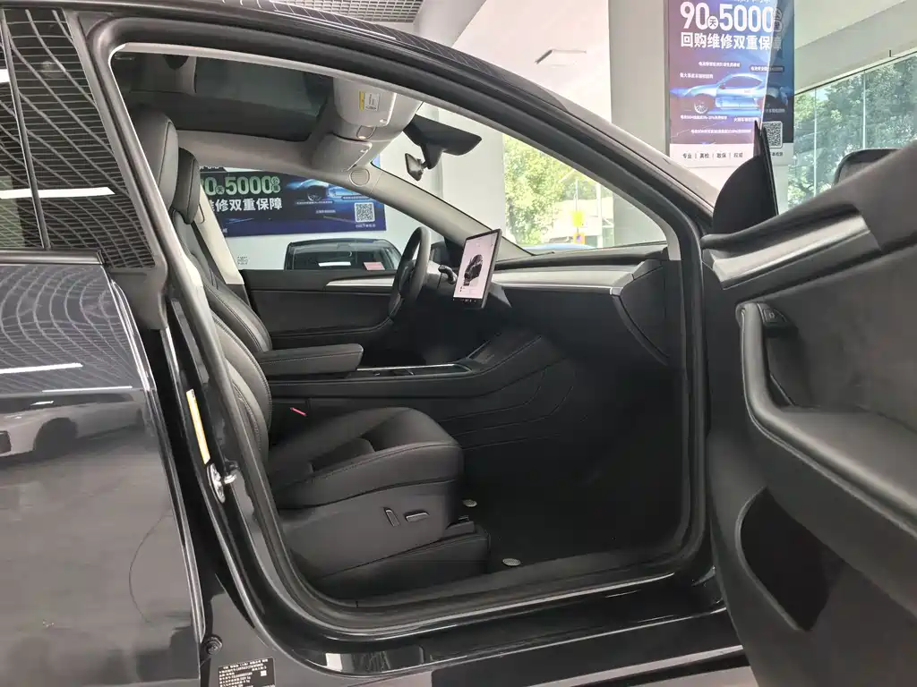 Tesla Model Y — миниатюра 18