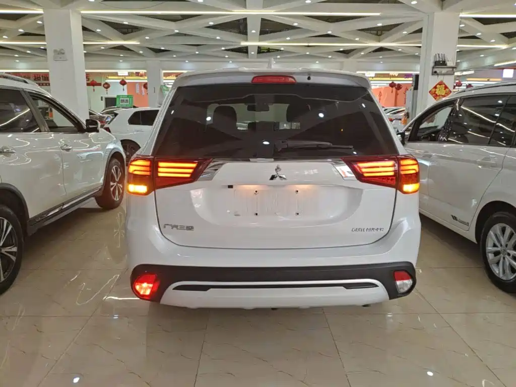 Mitsubishi Outlander — миниатюра 6