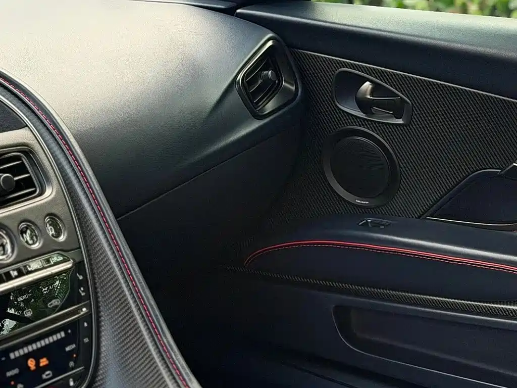 Aston Martin DBS — миниатюра 11