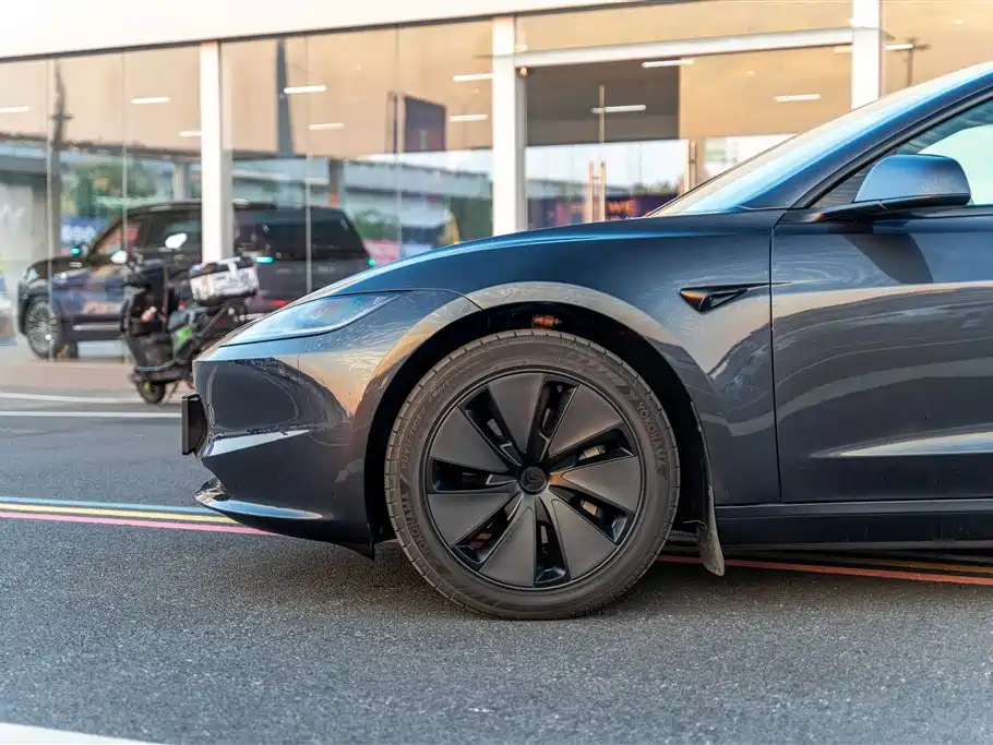 Tesla Model 3 — миниатюра 4