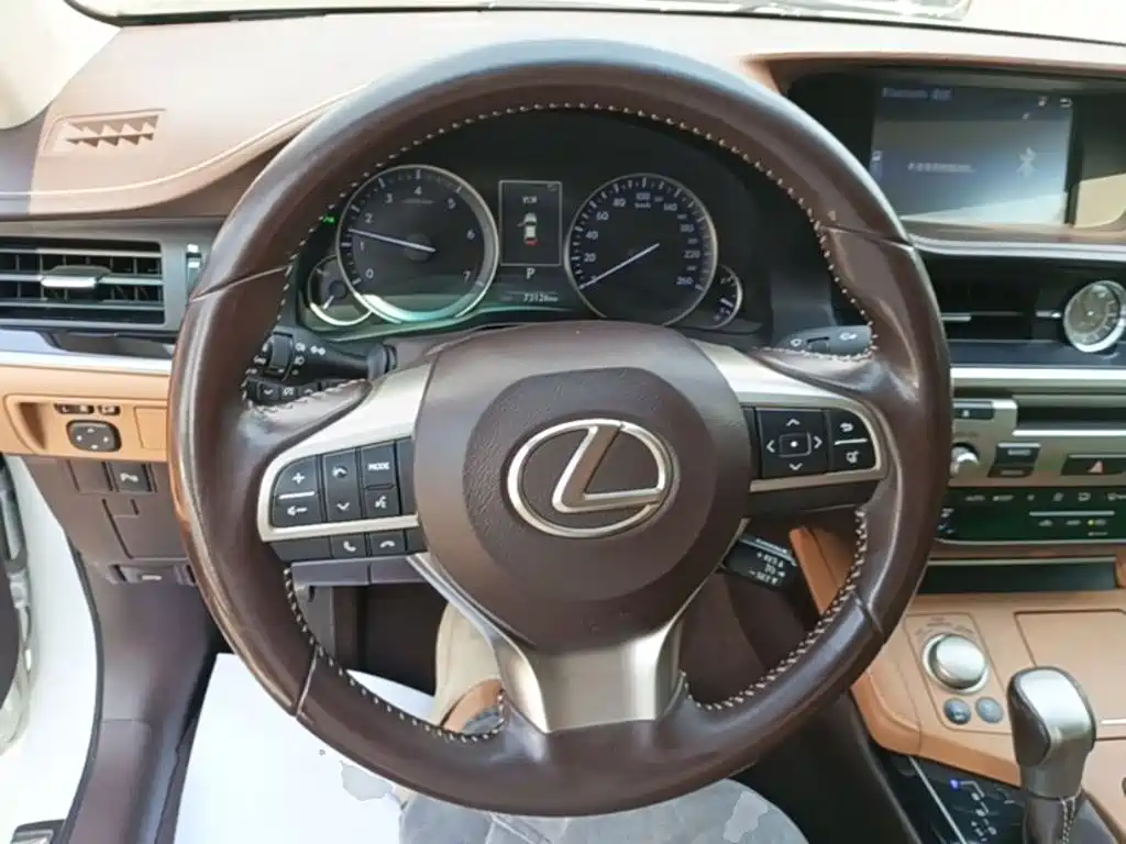 Lexus ES — миниатюра 11